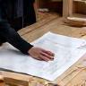 Architecte consultant avec plans – atelier bois