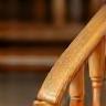 Finition d’une rampe d’escalier en bois massif